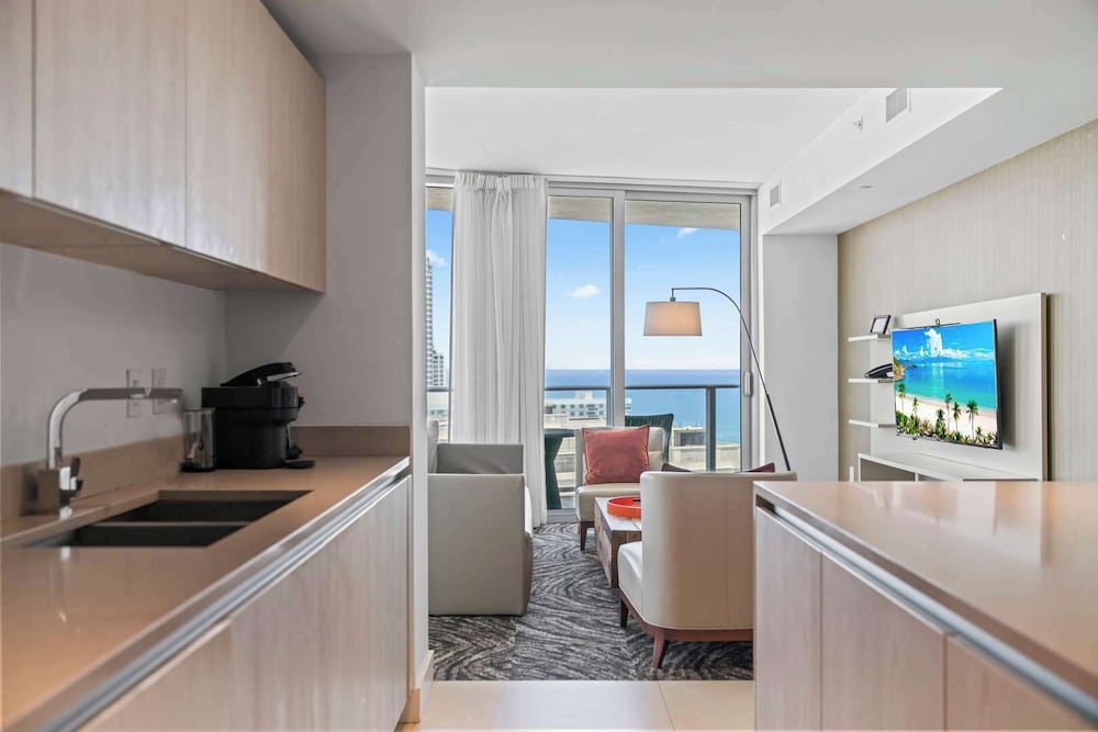 Sunny Balcony - Beautiful Stay for 2 With Ocean Views & Resort Amenities
