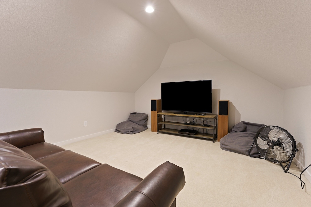 12 Siskin 5 Bedroom Home