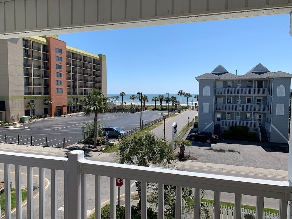 Pierview 5 Bedroom Home by RedAwning