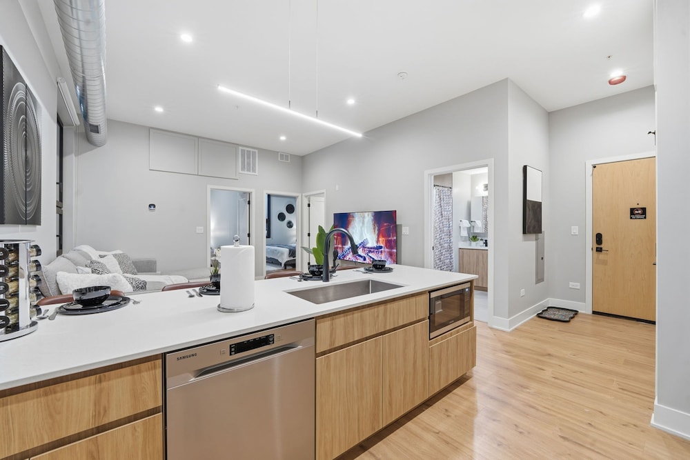 Chic 2BR Apartment in Edgewater Modern Comfort