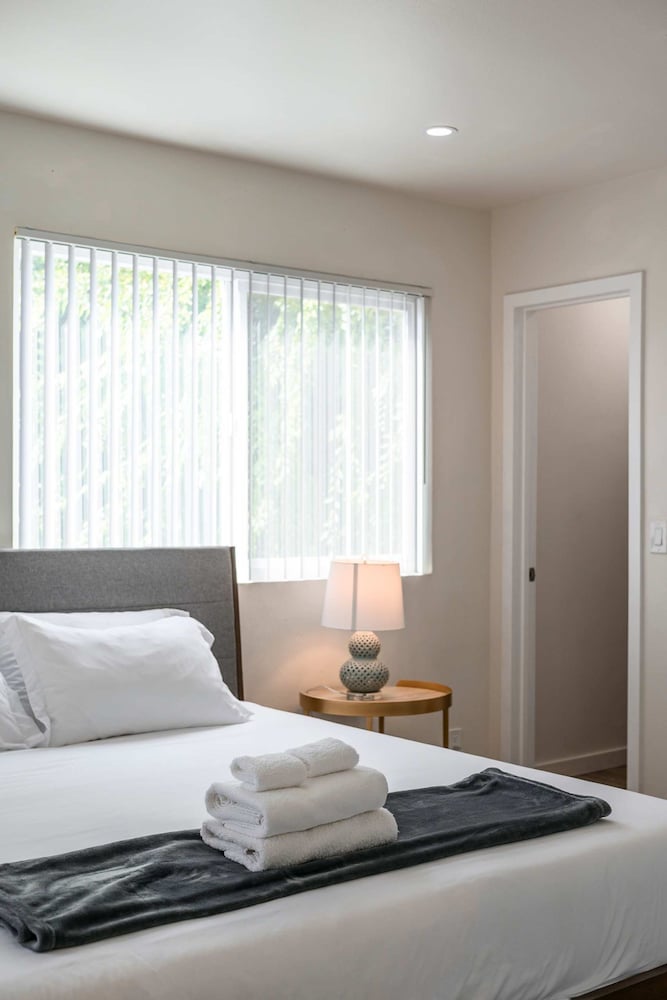 Foothills Oasis w Private Balcony Free Parking 3