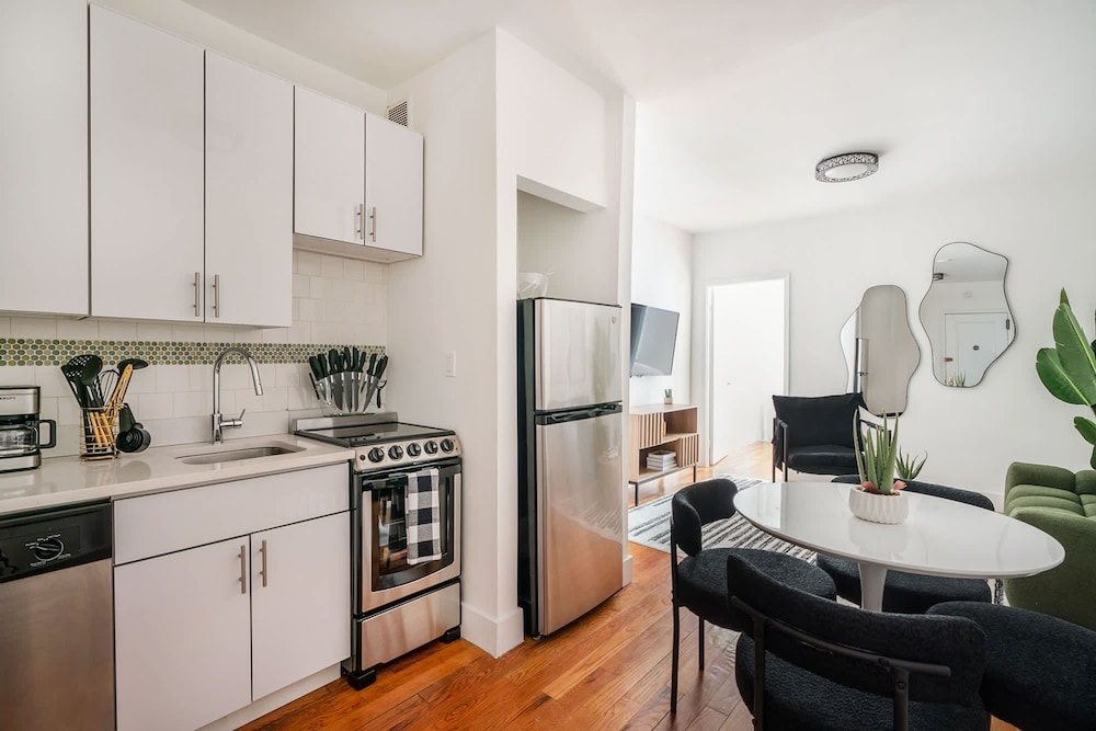 444-4e Contemporary 2BR in Hell s Kitchen
