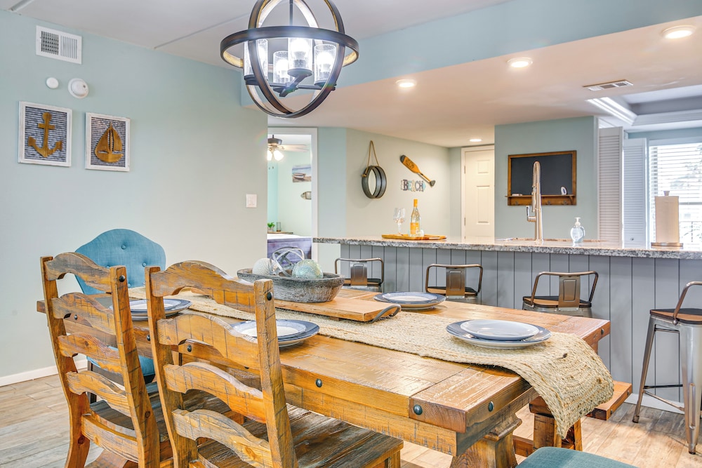 Walk to Beach: Condo w/ Pool Access in Texas!