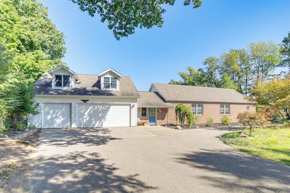 Live Large on Saddle Lake! Family Home w/ Dock