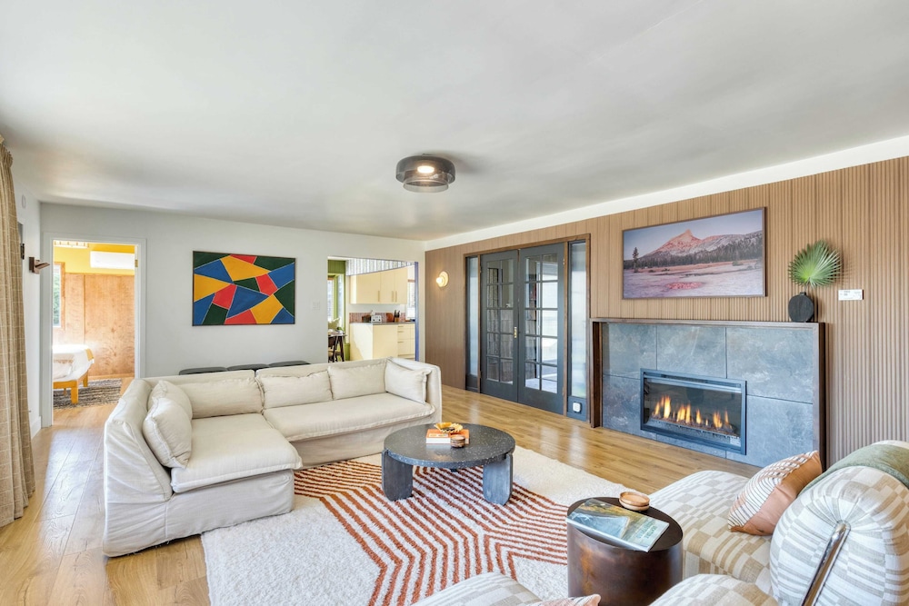 Walk to Beach & Shops Fireplace, Patio Dining & Firepit at Manzanita Ave