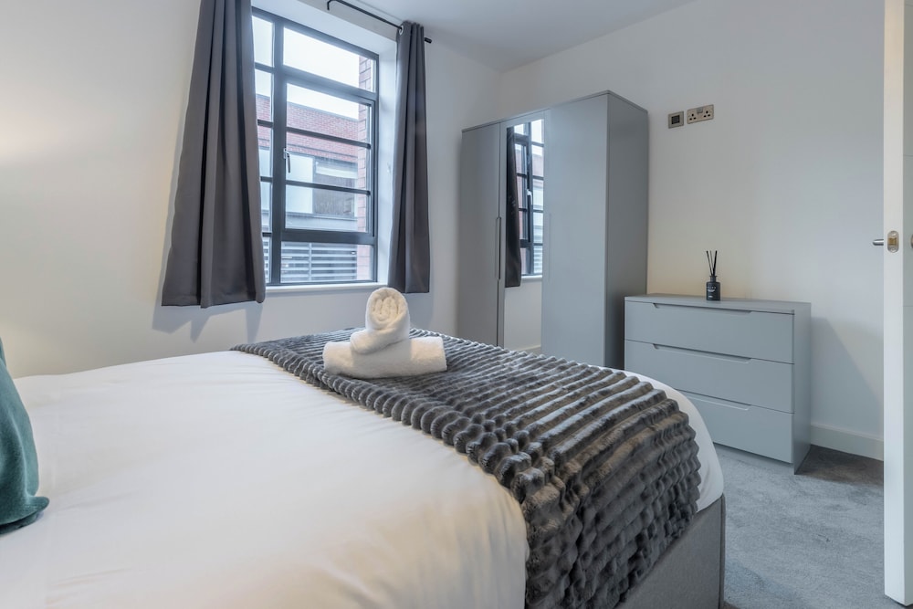 Professionals, City Centre, Parking, Superstore Nearby