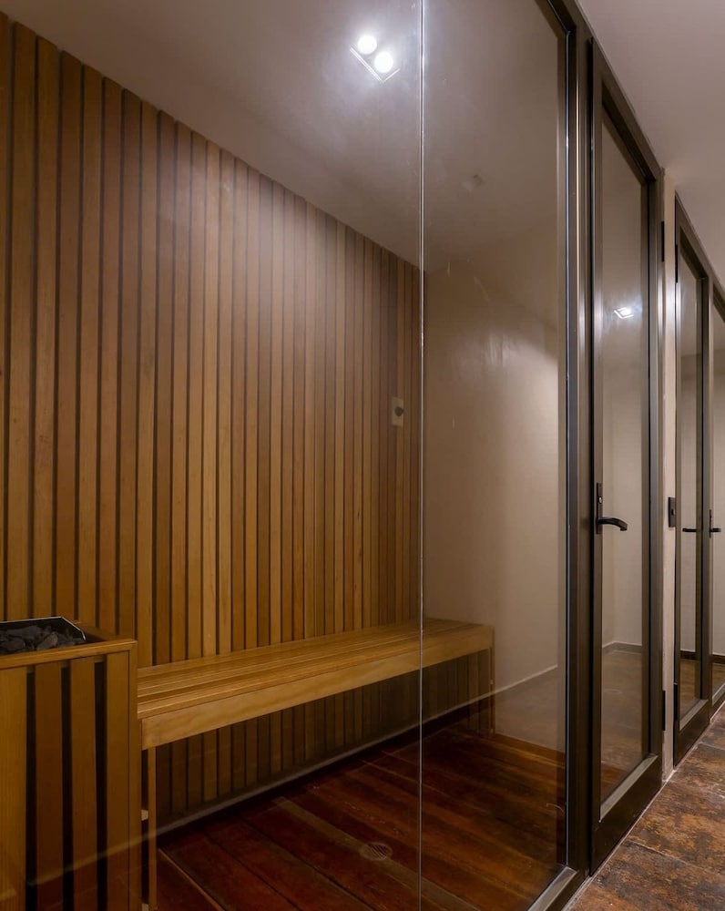 Luminous 2 BR With Roof Pool Close to Hotel Zone by Waves Management