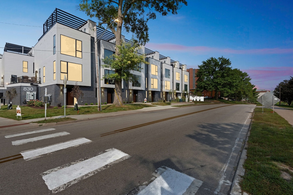 New Modern Townhome With Rooftop Patio 2 Bedroom Townhouse by RedAwning