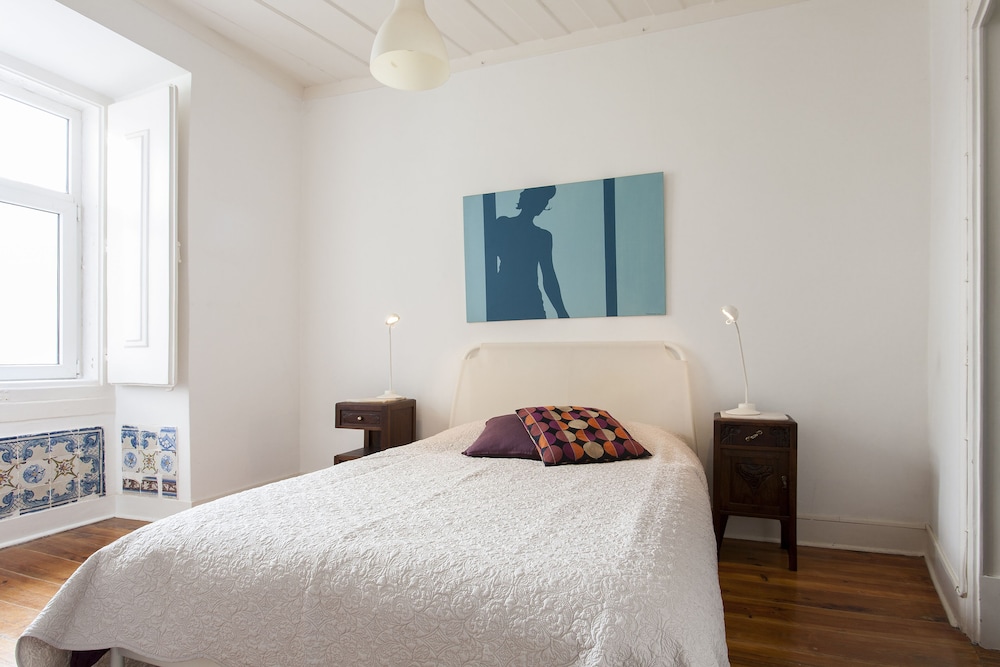 JOIVY Classic 3BR home w/workspace in Chiado, 2mins from Baixa-Chiado subway view 3