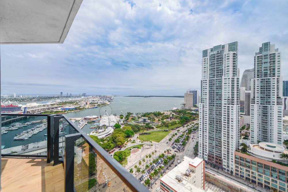 Aparment Just Step Away at Bayfront Park