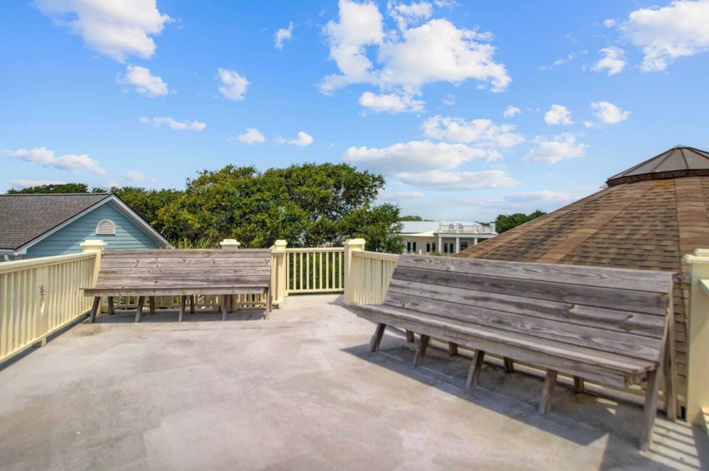 Private Pool, Putting Green & Steps to Isle of Palms Beach Paradise on Palm