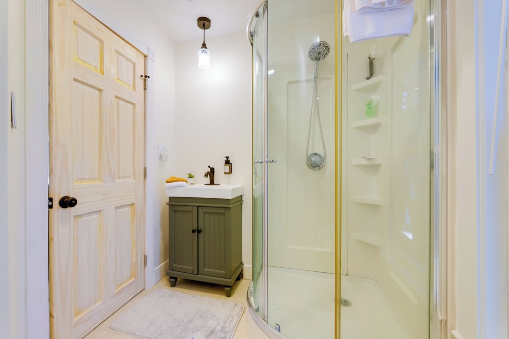 Beautiful & Historic Cottage, Steps to Elm Park