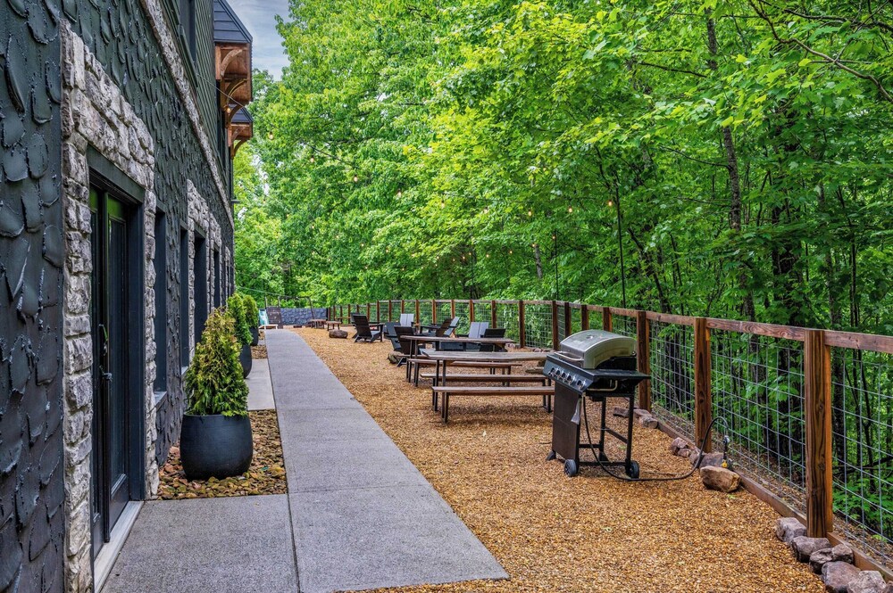 Firefly Mountain Suites Sleeps 36 Indoor Pool, Hot Tub, Game Room, Playground