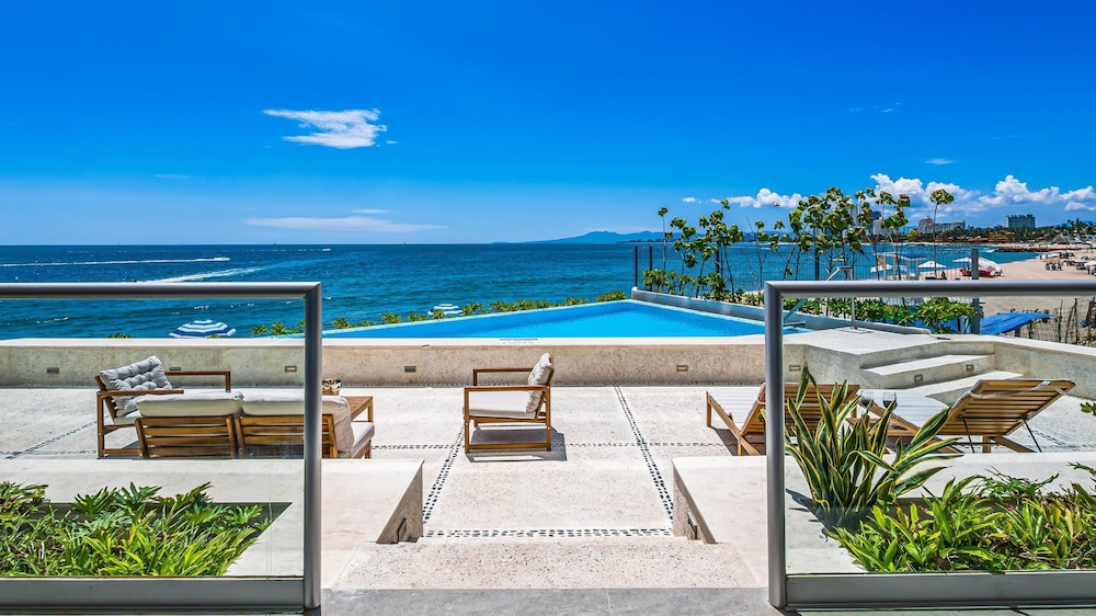Beachfront Private Pool Theatre Room Views
