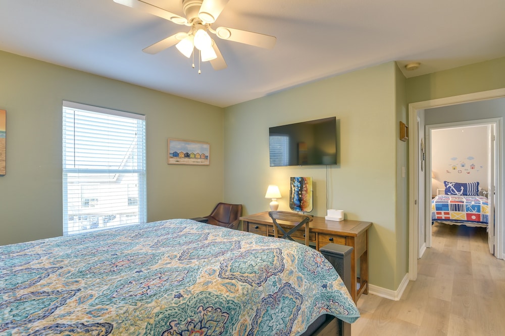 Galveston Getaway: Spacious Home < 1 Mi to Beaches