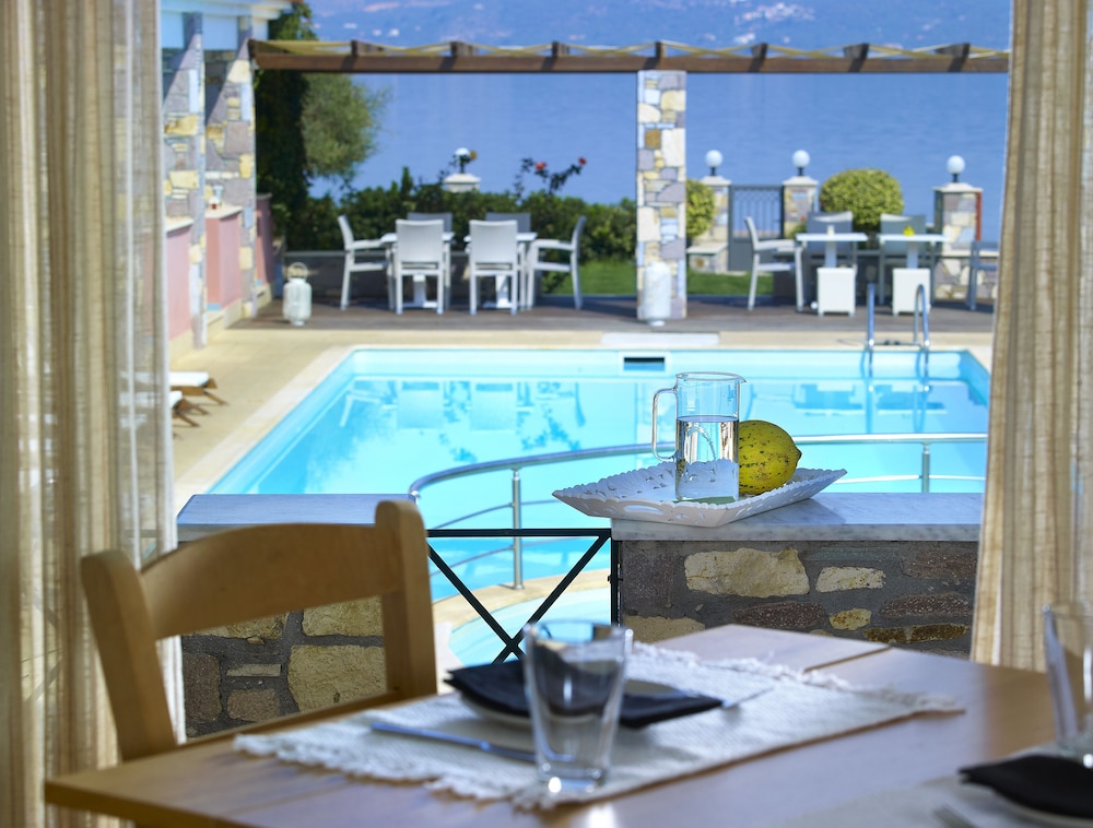 Aeolis Apartments & Studios