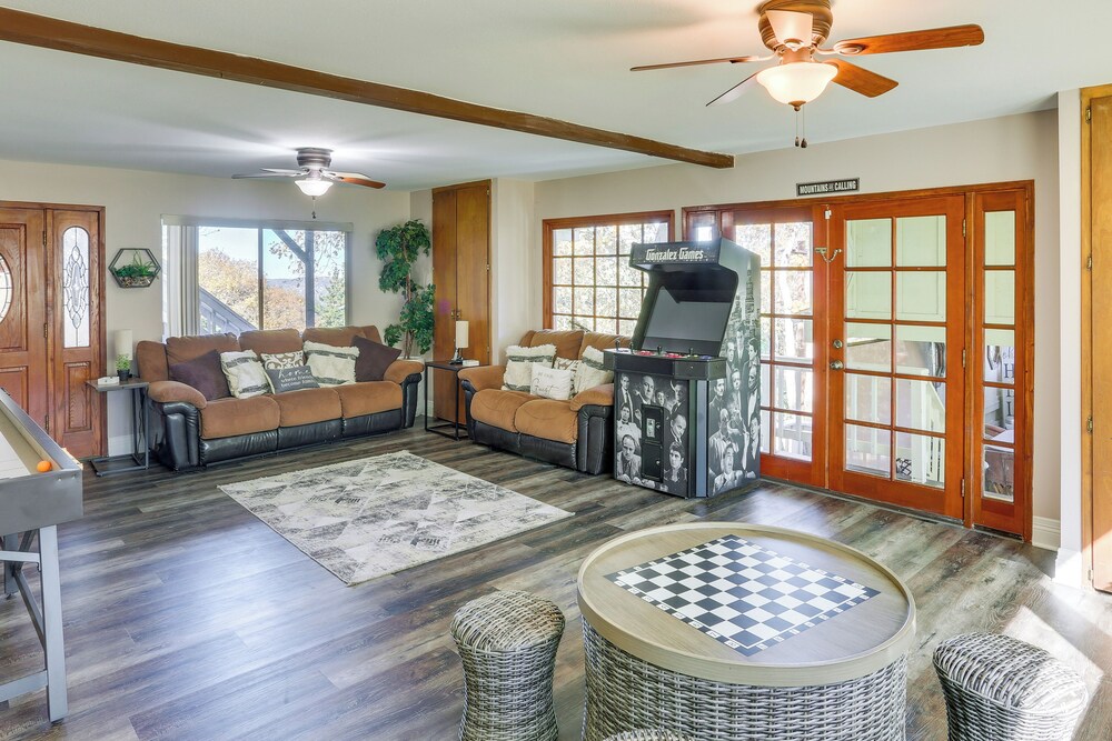 Spacious Crestline Retreat: 1 Mi to Lake Gregory