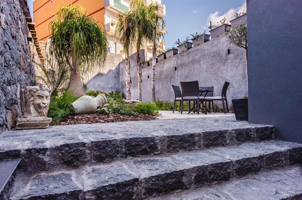 Leone Apartment With Garden by Wonderful Italy