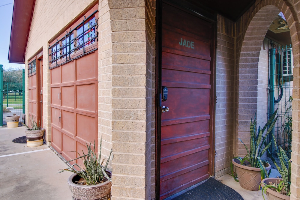 2 Mi to Shopping & Dining: Santa Rosa Studio