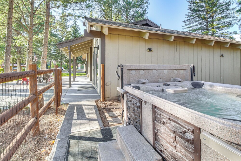 Golf Course Getaway & Hot Tub Haven in Pinetop!