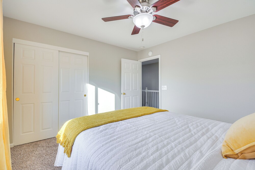 3 Mi to Downtown Merced: Family-friendly Home