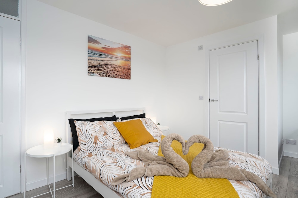 Modern 4 Bed House-free Parking