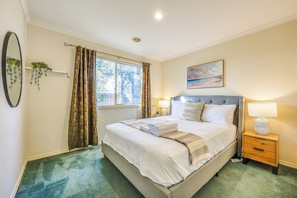 StayAU Family Retreat w/Pool Table in Cranbourne
