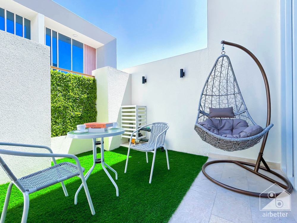 Luxury 1-br Villa in Rukan: Dubai Skyline Views!