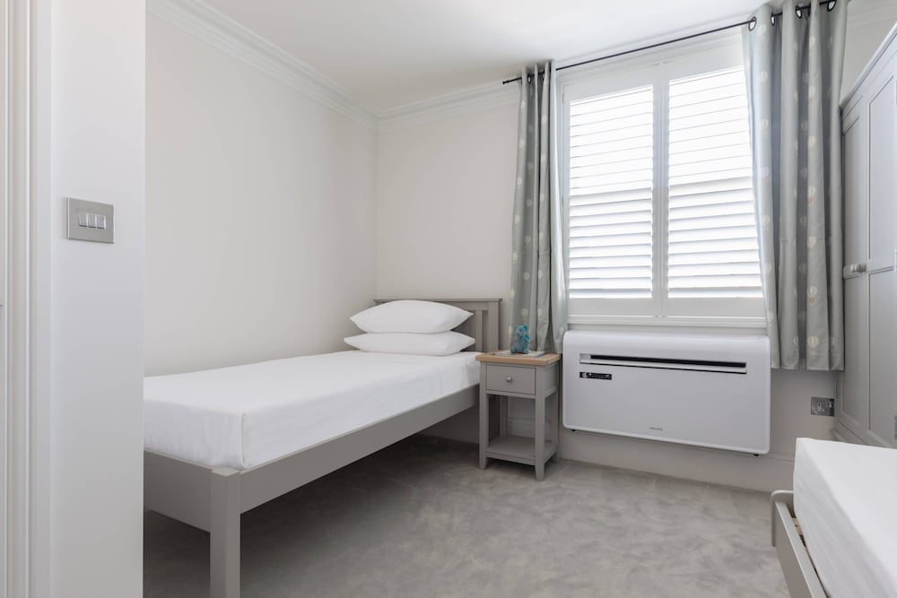 Crondace Road by Onefinestay