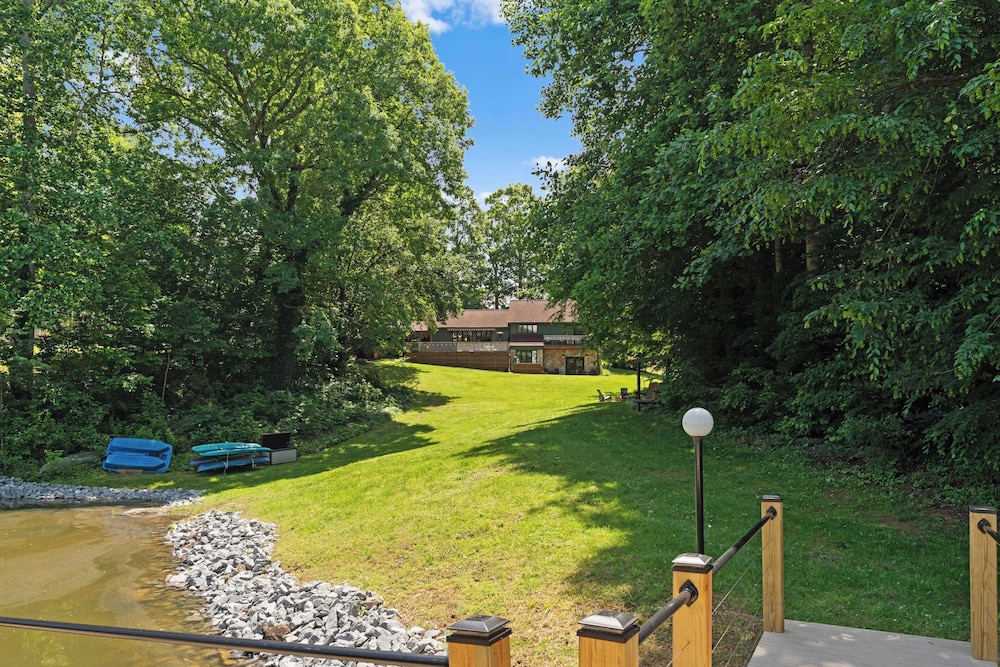 Shady Daze: Waterfront Home w/ Deck, Hot Tub & Lake Views