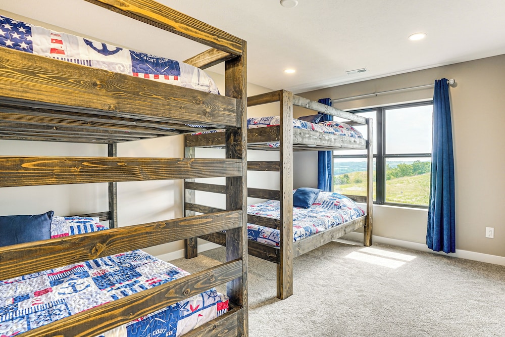 2 Mi to Lewis and Clark Lake: Spacious Getaway