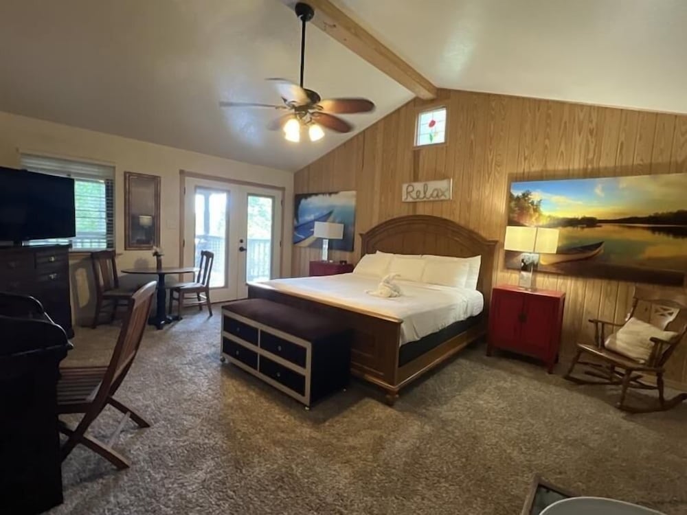 Luxury three bedroom, three bath cottage with hot overlooking Lake Ouachita. by RedAwning view 2