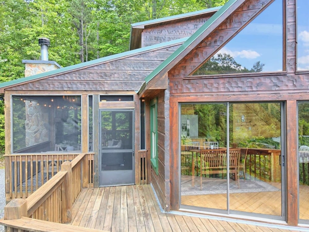 Hot Tub 3 Fireplaces Mountain Views Game Room