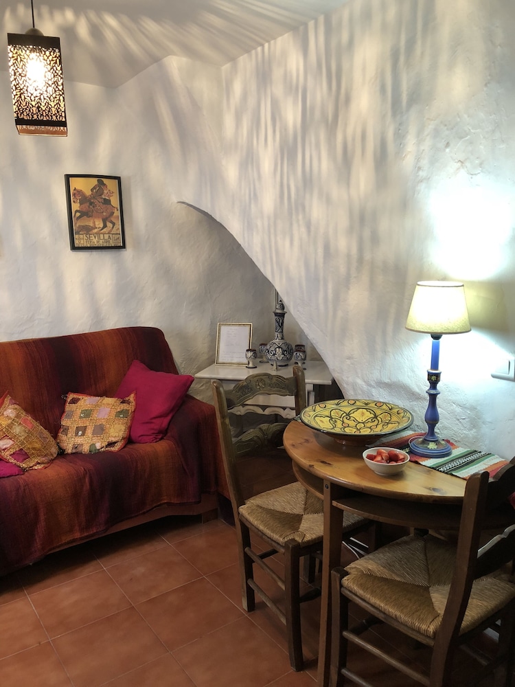 Cottage - Sleeps 4 - Pet Friendly - Patio