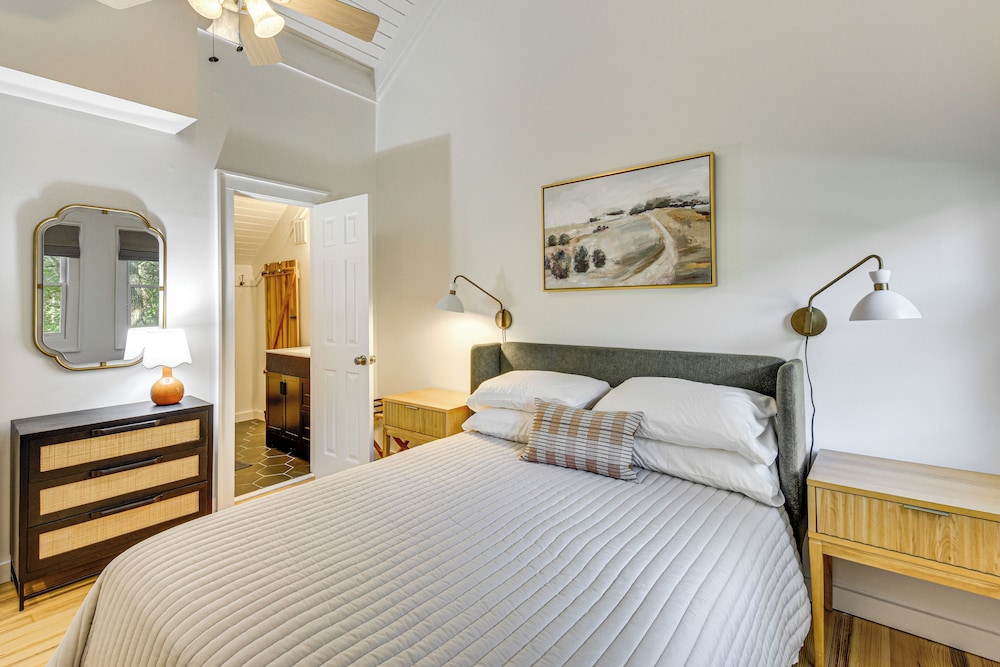 Newly Renovated: Pet-friendly Sapphire Retreat!