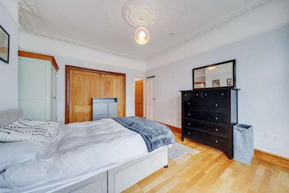 Charming Spacious 2-bed Apartment in London view 3