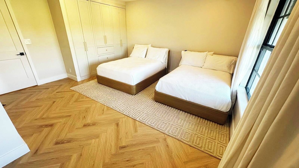 New 5 Bedroom Modern Villa on Golf Course