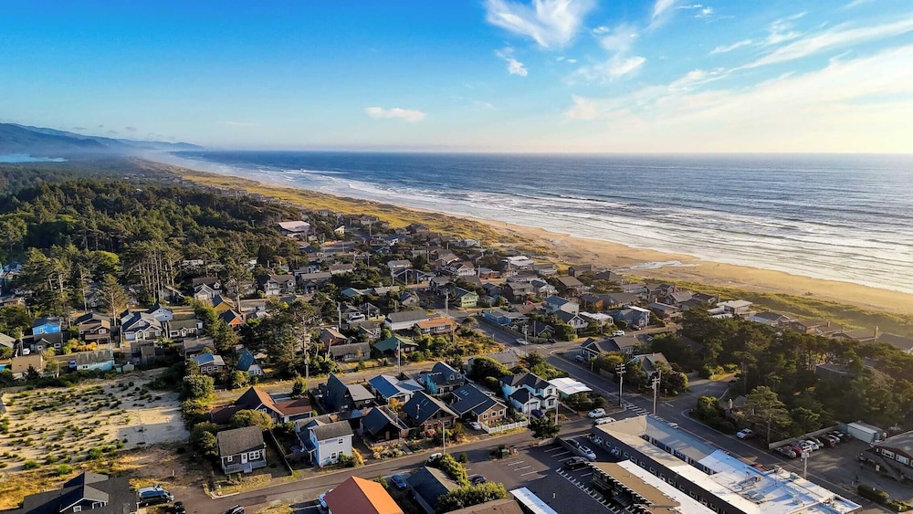 Walk to Beach & Shops Fireplace, Patio Dining & Firepit at Manzanita Ave