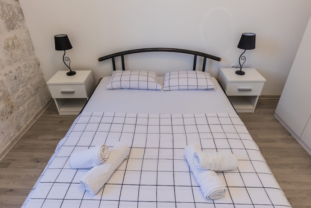 Apartment Antonio, on the Seafront With Garden