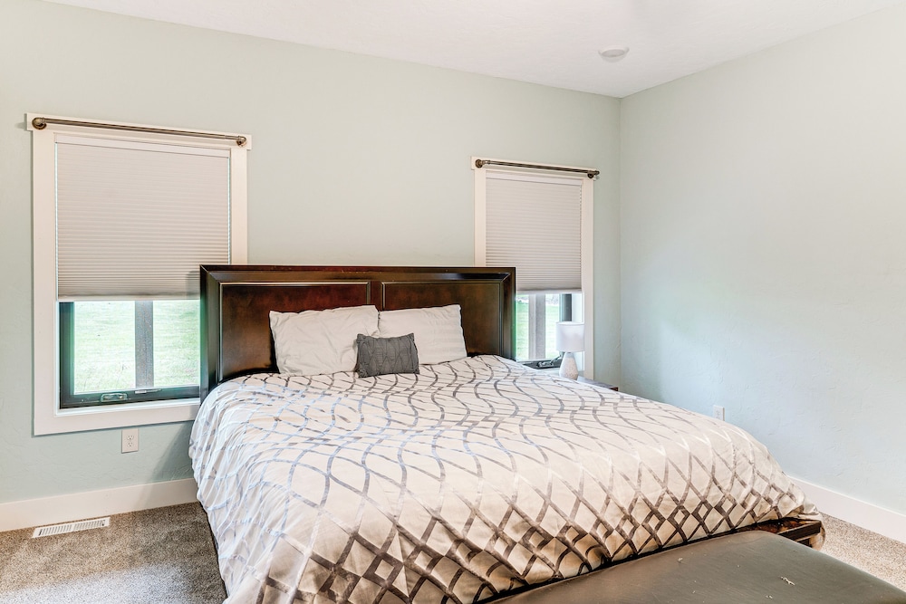 Luxe Barndominium Retreat Near Blue Spring Lake!
