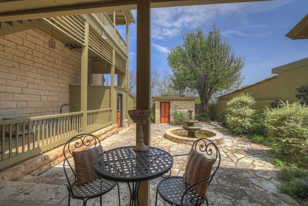 Fountain Suite-stay Right on Historic Main Street in the Heart of Fredericksburg