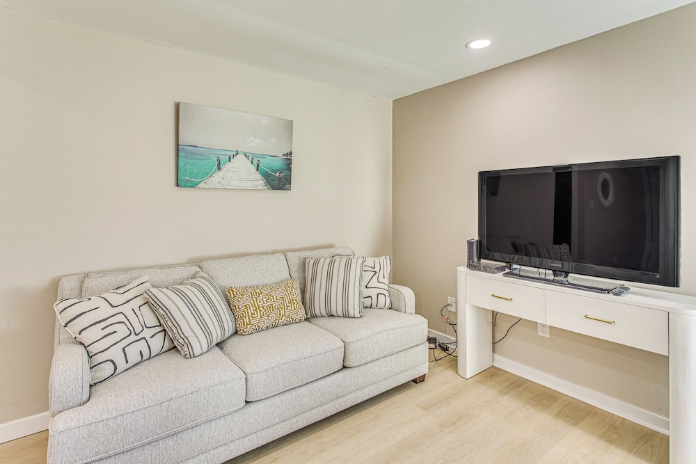 Walk to Ocean: Pool-view Condo in Myrtle Beach!