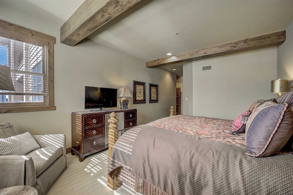 7 Condos, Ski-in/ski-out + Hot Tubs Sleeps 30 Mont Cervin by Avantstay