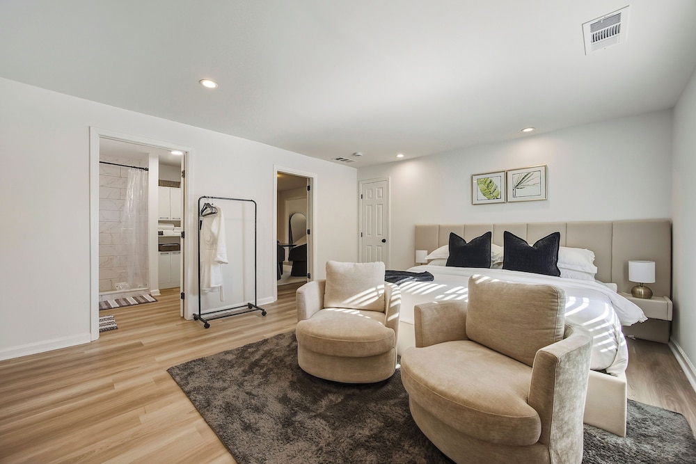 Modern Newly Renovated 3-bedroom in Historic West End