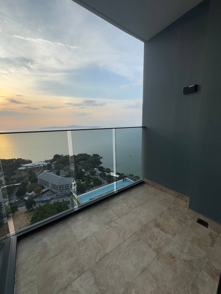 Stunning Sea View Condo -next To Beach