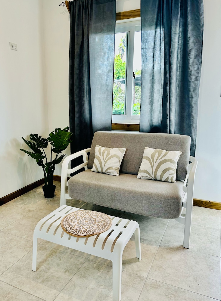 Annies 6th Street Apartment