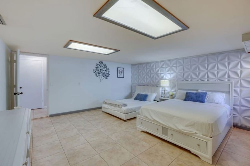 Pool Spacious Central Home 7mile to Beach