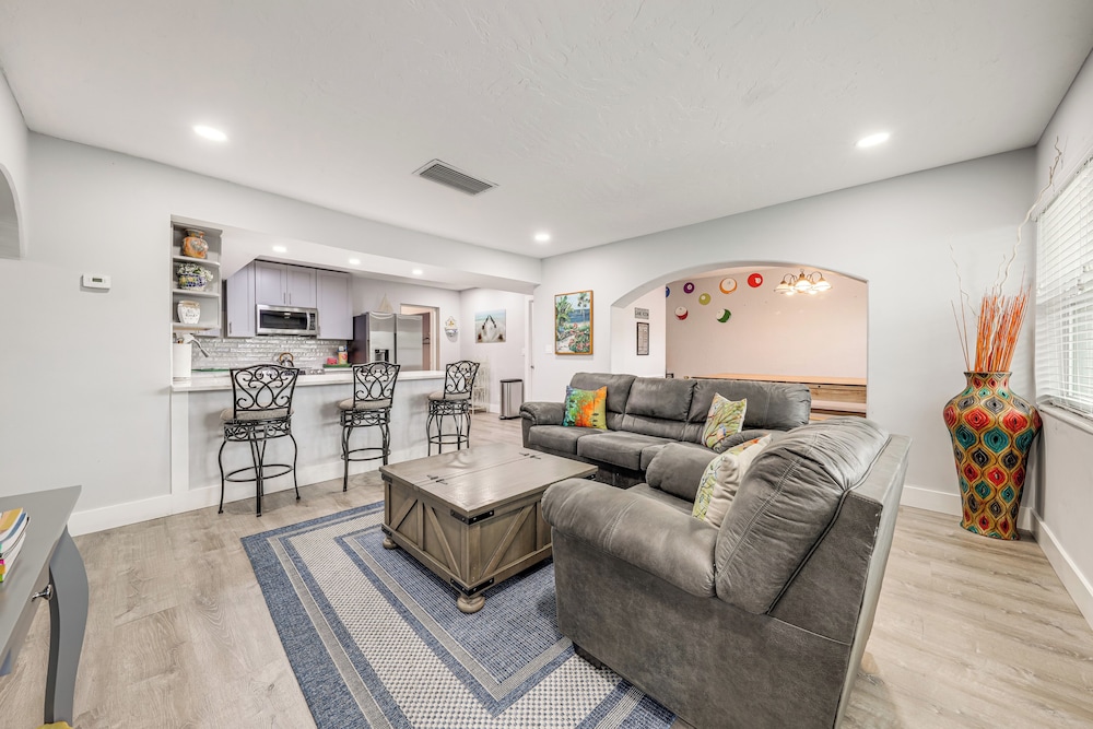 1 Mi to Beach: Sunny Lantana Cottage w/ Pool!