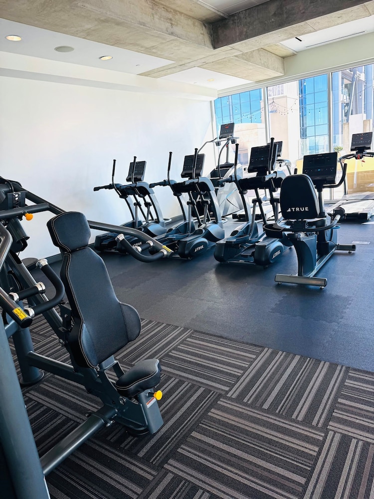 Highrise Balcony Rooftop Pool Gym Free Parking