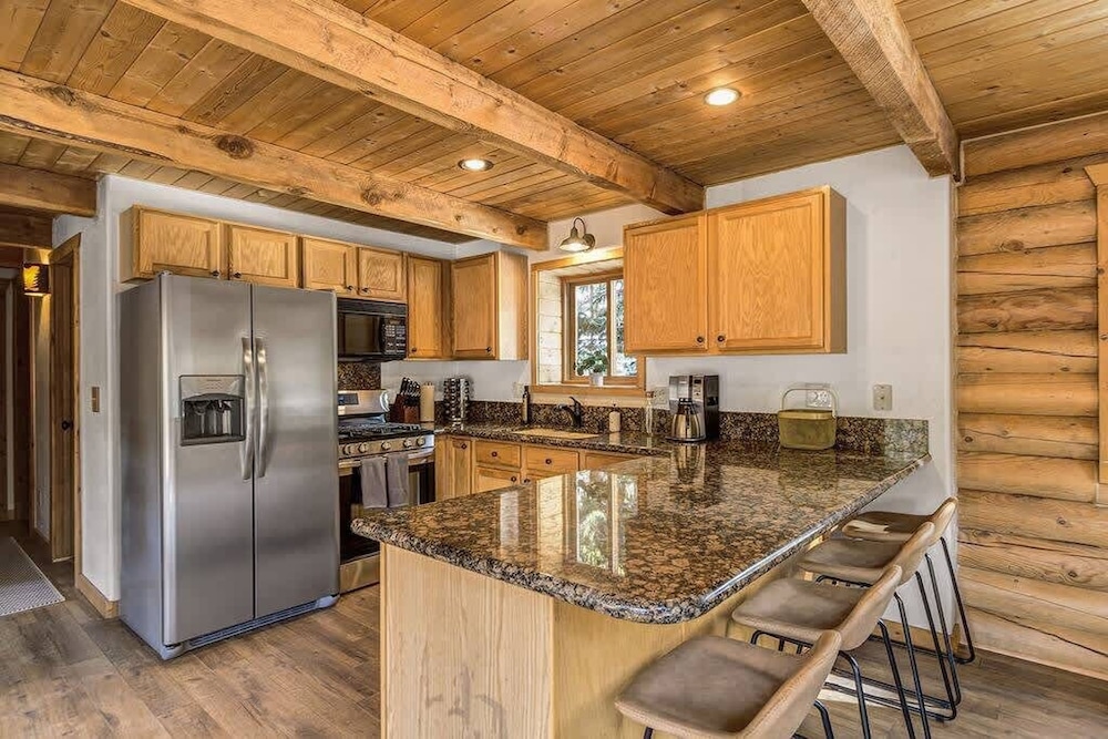 Private Luxurious Cabin w spa Near Breckenridge